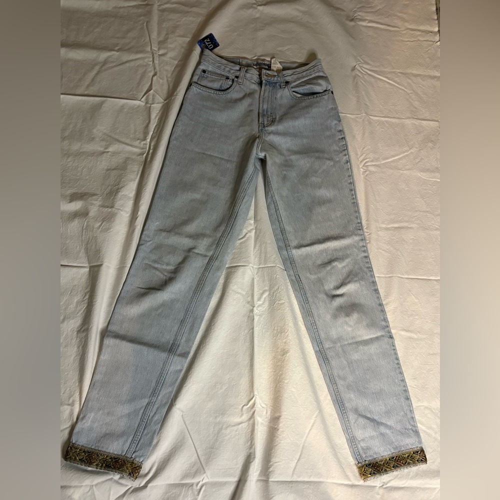Gap Women’s Jeans Size 6 Light Blue Jeans with Embroidered Hem